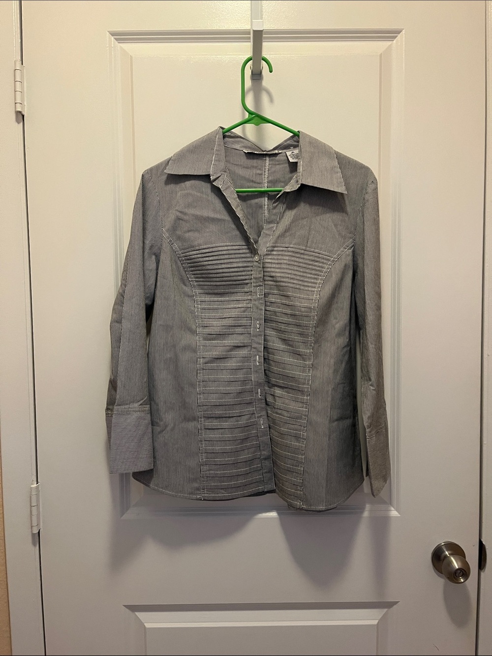 (NWT) Signature by Larry Levine Gray Pinstripe Pleated Front Button-Down Shirt